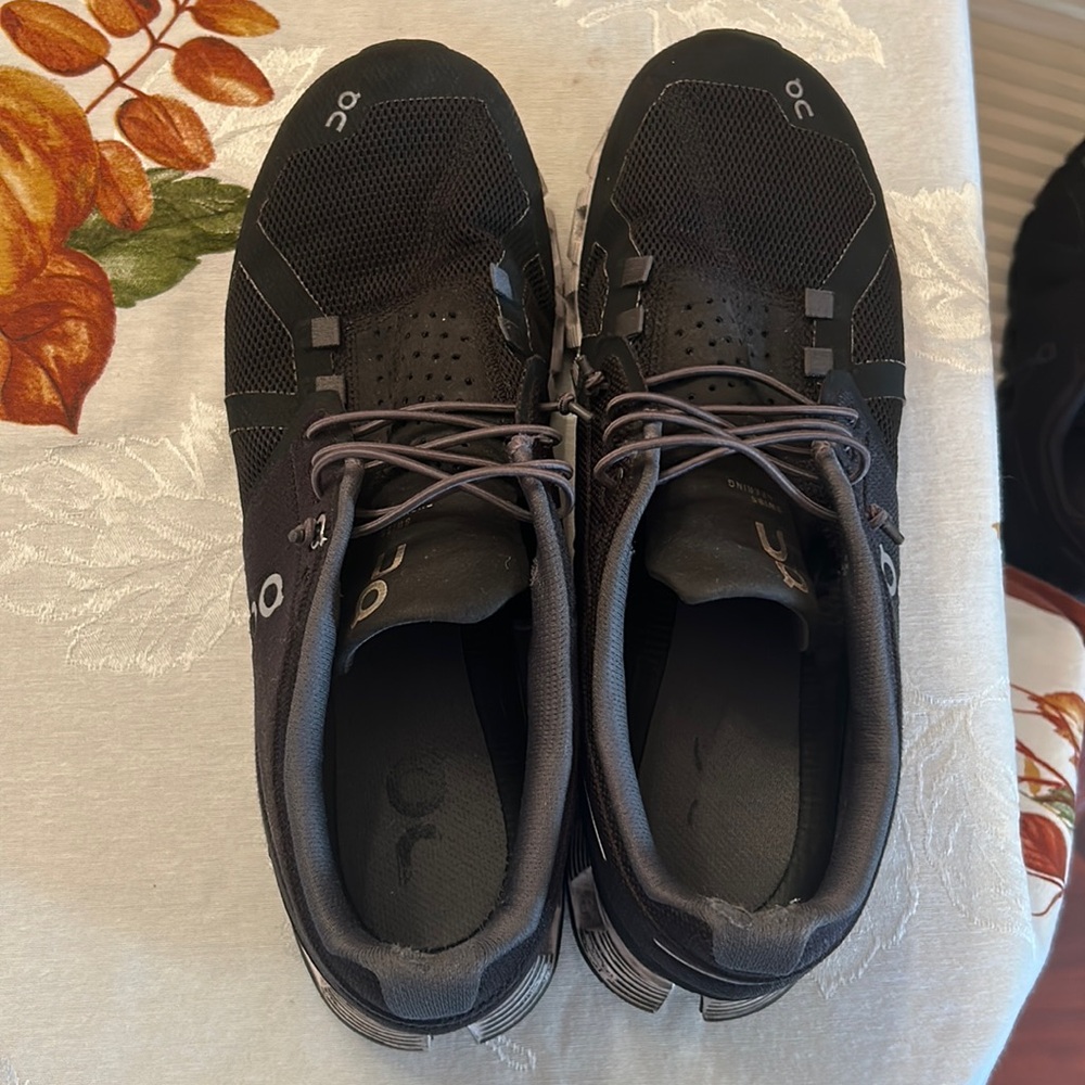 Used On cloud running men’s size 8.5 sneakers